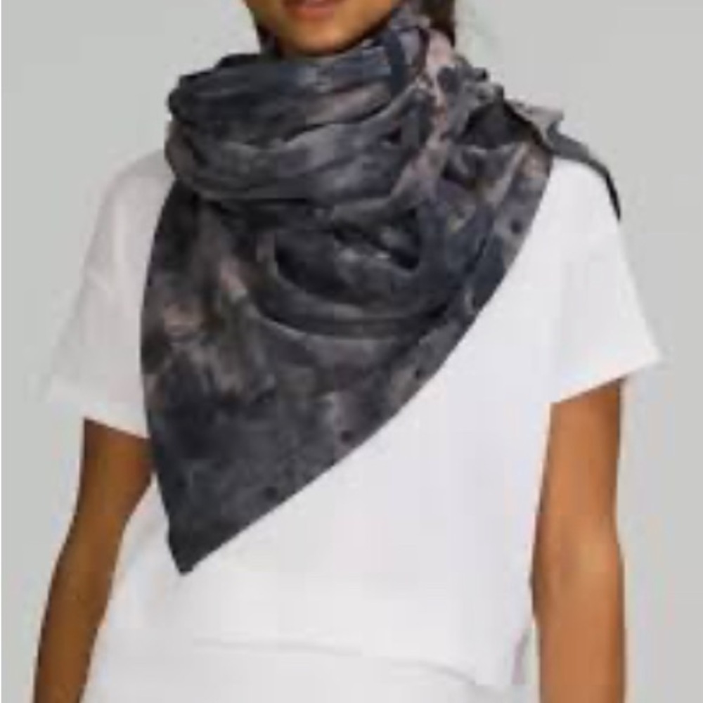 Lululemon Customizable Snap Scarf Dark Gray Tie Dye Infinity Style NWT